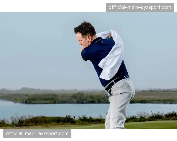 特写：雨中苦战，球员用毛巾反复擦拭握把与球杆