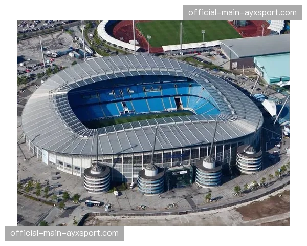 现场直击：伊蒂哈德球场大雨倾盆，皮球运行轨迹多次发生变向