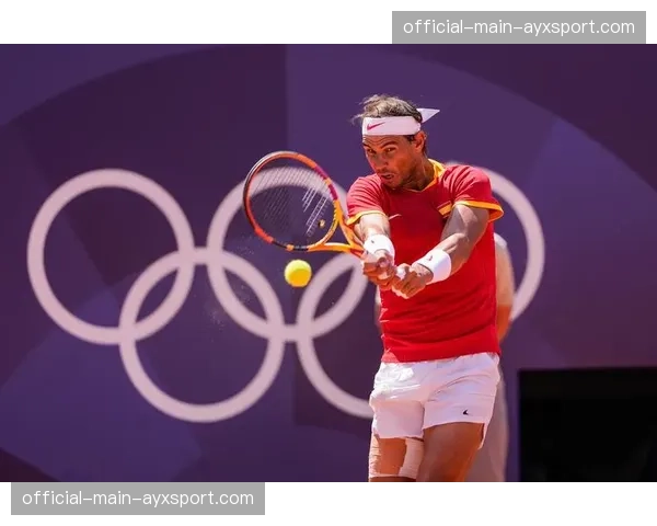 特写：告别战？41岁的网坛传奇纳达尔在马德里公开赛赛前训练中神情凝重