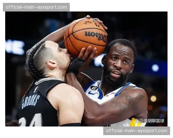 特写:冲突瞬间:狄龙-布鲁克斯与追梦格林因卡位动作发生口角 特写:冲突瞬间:狄龙-布鲁克斯与追梦格林因卡位动作发生口角